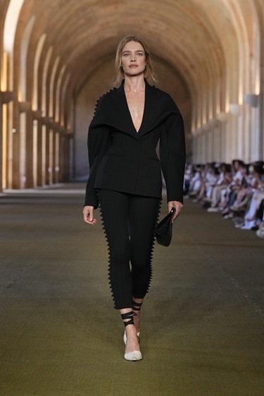 الريف الفرنسي بلمسات معاصرة في مجموعة Jacquemus ربيع 2026